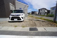 賃貸ではご夫婦2台で1万円以上払われている方も多い駐車場。こちらの家には停めやすい並列駐車が2台分ついています。