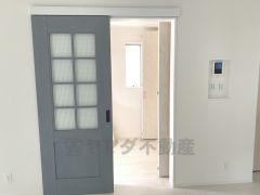 おしゃれなカラーの扉です＾＾