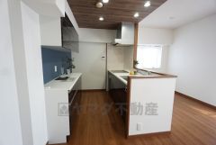 窓から光が差し込む明るいダイニングです＾＾キッチン上部は折下げ天井のアクセントクロスでお洒落な空間＾＾