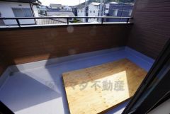 陽当たりの良いバルコニーです。お洗濯やお布団干しはもちろん、日光浴スペースにも。足元は防水工事施工済です。