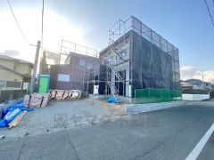 前面道路は東側約4.8ｍの公道に面しています。