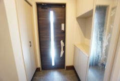 大容量のシューズクローゼットは実用性と機能性を兼ね備えています。急な来客でも、いつも整頓された玄関でお出迎えができます。