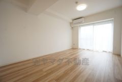 大きな掃き出し窓のあるリビングは、陽光あふれる明るい空間です。ゆったりと寛げる憩いの場となりそうです。