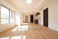 大きな掃き出し窓のあるリビングは、陽光あふれる明るい空間です。ゆったりと寛げる憩いの場となりそうです。 