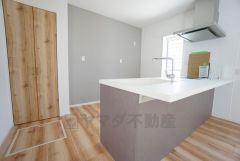 明るいダイニング＾＾キッチン後方にはパントリー付き＾＾