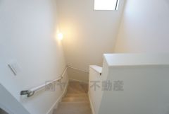 お子様も高齢の方も安心して上り下りができる手摺がついた安心設計です。 階段には小窓を配置しました。日中でも暗くなりがちな階段下が明るくなり安全ですね。