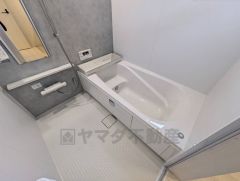 1日の疲れを癒すくつろぎのバスルーム。足を伸ばしてもゆったりと入れるサイズです。お子様と一緒にお風呂に入っても狭くないですね＾＾