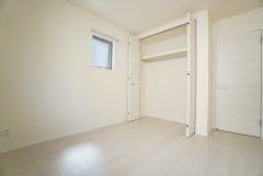 5.34帖洋室。各居室に収納付き。たっぷり収納できるクローゼット付きでお部屋の中をすっきりと快適に保てます。