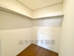 洋室にはハンガーパイプ付きのウォークインクローゼットが設けられています。たっぷり収納できるので衣替えの心配もいりませんね＾＾