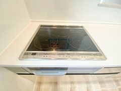 お手入れのしやすいIHクッキングヒーターです。3口コンロなので、効率よくお料理が楽しめます。毎日のお料理も楽しくなりますね＾＾