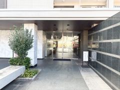 清掃の行き届いたきれいなエントランス。 