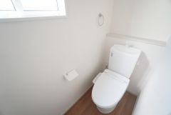 1階2階の2ヶ所にトイレがありますので、忙しい朝にも家族に気を使わず、ゆとりが生まれますね＾＾ 小窓付きで換気する時に便利です＾＾