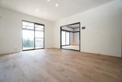 大きな掃き出し窓のあるリビングは、陽光あふれる明るい空間です。ゆったりと寛げる憩いの場となりそうです。 