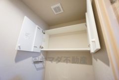 トイレ上部には扉付きの棚が設けられています。