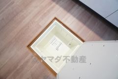 キッチンに床下収納があります。長期保存ができるもの、調理器具、防災グッズを入れておくのもいいですね。