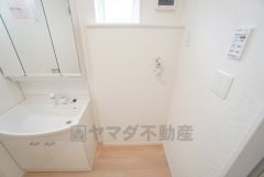 ランドリースペース上部には窓も付いており換気に便利です＾＾