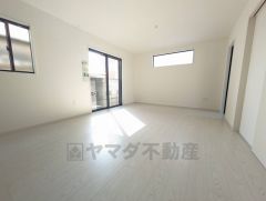 大きな掃き出し窓のあるリビングは、陽光あふれる明るい空間です。ゆったりと寛げる憩いの場となりそうです。