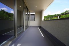 幅広のインナーバルコニーは多少の雨でも洗濯物を守ってくれ、家事を助けてくれること間違いなし。眩しすぎる日差しも和らげます。