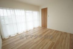 主寝室としても利用できる洋室は日当たり、風通し良好です。温かい光の差し込むゆとりのある居室をぜひ現地にてご確認くださいませ＾＾