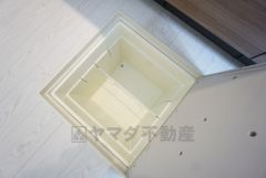 キッチンに床下収納があります。長期保存ができるもの、調理器具、防災グッズを入れておくのもいいですね。