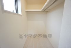 寝室にはハンガーパイプ付きのウォークインクローゼットが設けられています。たっぷり収納できるので衣替えの心配もいりませんね＾＾