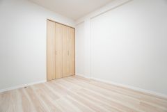 居室としてもお使いいただけそうな広さのサービスルーム。 ライフスタイルに合わせて様々な使い方ができそうですね＾＾ 