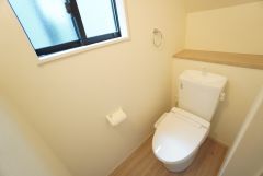 1階2階の2ヶ所にトイレがありますので、忙しい朝にも家族に気を使わず、ゆとりが生まれますね＾＾ 小窓付きで換気する時に便利です＾＾