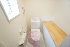 1階2階の2ヶ所にトイレがありますので、忙しい朝にも家族に気を使わず、ゆとりが生まれますね＾＾ 小窓付きで換気する時に便利です＾＾