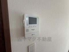 防犯はもちろん、セールスマン対策にもなるモニター付きインターホンです。お子さん1人での留守番時にも活躍しそうです。