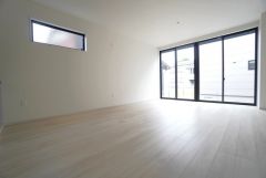 大きな掃き出し窓のあるリビングは、陽光あふれる明るい空間です。ゆったりと寛げる憩いの場となりそうです。