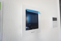 防犯はもちろん、セールスマン対策にもなるモニター付きインターホンです。お子さん1人での留守番時にも活躍しそうです。