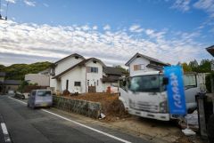 前面道路は東側約4.9ｍの公道に面しています。西鉄バス「塚口」停まで徒歩6分＾＾