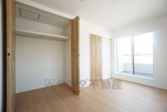 バルコニーに面した洋室です。大きな窓からやわらかな陽が差し込む明るいお部屋です。寝室としてもおすすめです。