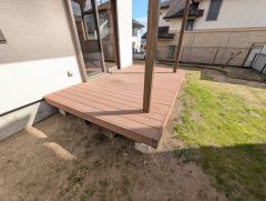 リビングとつながるウッドデッキ＾＾お休みの日にはコーヒーを飲みながらのんびりするのにもちょうど良いサイズ感ですね。日頃の疲れをリフレッシュできる憩いの空間になりそうです＾＾ 