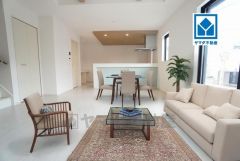 19.5帖。家族が集まる開放的なリビング。思い思いの時間を過ごしたり食事をしたり、素敵な団らんの場になりますね。