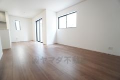 大きな掃き出し窓のあるリビングは、陽光あふれる明るい空間です。ゆったりと寛げる憩いの場となりそうです。