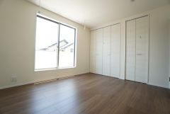 主寝室としてお使いいただけそうなこちらのお部屋は、日当たりが良く、爽やかな風を感じて起きる朝は、快適生活の始まりに。