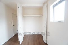 洋室にはハンガーパイプ付きのクローゼットが設けられています。たっぷり収納できるので衣替えの心配もいりませんね＾＾