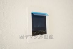 防犯はもちろん、セールスマン対策にもなるモニター付きインターホンです。 来訪者の顔が見えるので安心ですね＾＾