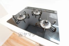 3種類の料理が同時に調理できる、3口ガスコンロ。忙しい夕食の支度時間が短縮できて効率よくお料理が楽しめます。