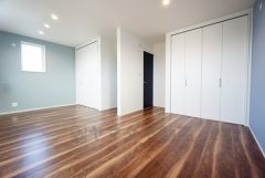 2ドア1ルーム、クローゼットも2ヶ所ついています＾＾お子様の成長に合わせてお部屋を仕切ることができます＾＾ブルー系のアクセントクロスで爽やかな空間です＾＾