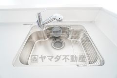 大きなお鍋も楽々洗える幅の広いシンクです＾＾ステンレスシンクなので簡単にお掃除できますよ。洗剤やスポンジもすっきりできる収納付き。