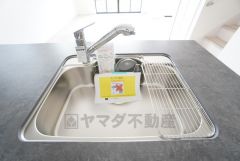 大きなお鍋も楽々洗える幅の広いシンクです＾＾ステンレスシンクなので簡単にお掃除できますよ。洗剤やスポンジもすっきりできる収納付き。