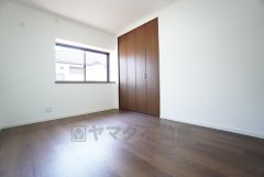 6帖洋室。住む人のこだわりを活かす洋室＾＾広めのクローゼットもあり荷物もすっきり片付けられ、ゆとりのある暮らしが出来ます＾＾