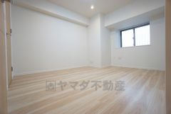7.1帖。主寝室としてお使いいただけそうなこちらのお部屋は、日当たりが良く、爽やかな風を感じて起きる朝は、快適生活の始まりに。 