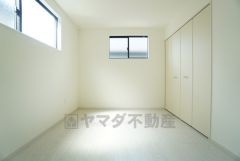 2面採光を確保した明るい室内は、風通しも良く、大変居心地の良い空間となっております。日当たりがよく、子供部屋としての利用もおすすめ。