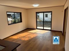 窓から光が差し込む明るいダイニングです＾＾