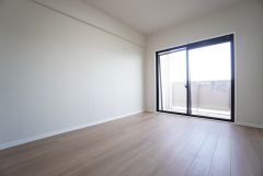 6.3帖。主寝室としてお使いいただけそうなこちらのお部屋は、日当たりが良く、爽やかな風を感じて起きる朝は、快適生活の始まりに。