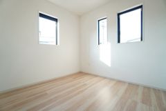 2面採光を確保した明るい室内は、風通しも良く、大変居心地の良い空間となっております。日当たりがよく、子供部屋としての利用もおすすめ。