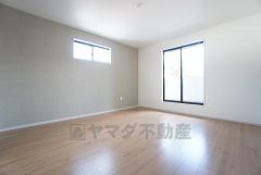 9帖洋室。主寝室としてお使いいただけそうなこちらのお部屋は、日当たりが良く、爽やかな風を感じて起きる朝は、快適生活の始まりに。
